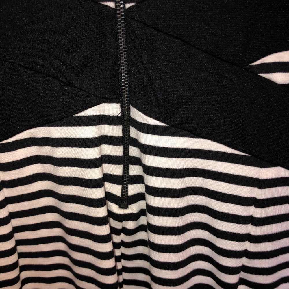 Great striped dress with waist detailing - Picture 2 of 15